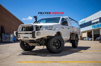 TOYOTA HILUX N70 4WD REVOLVER GLOSS BLACK WITH MILLED ACCENTS